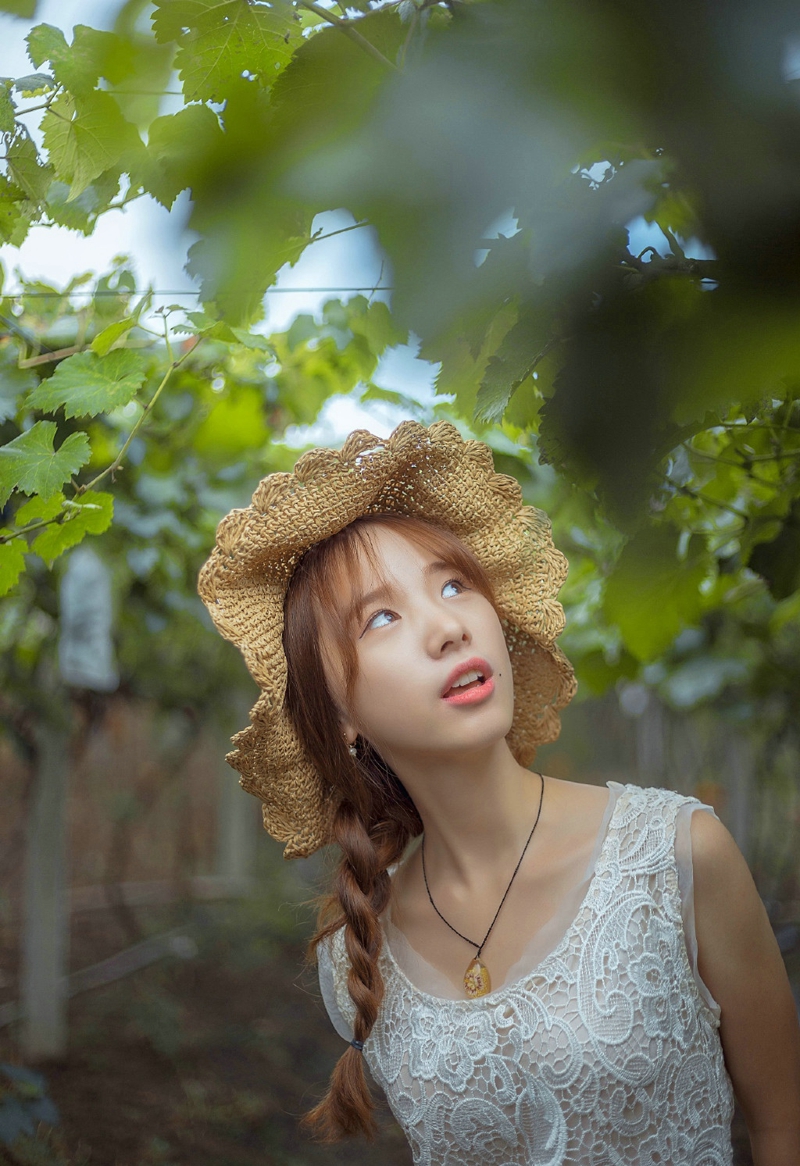 葡萄园内的清新气质美女养眼气质写真