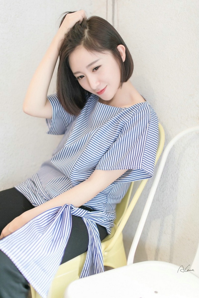 短发气质美女时尚迷人写真