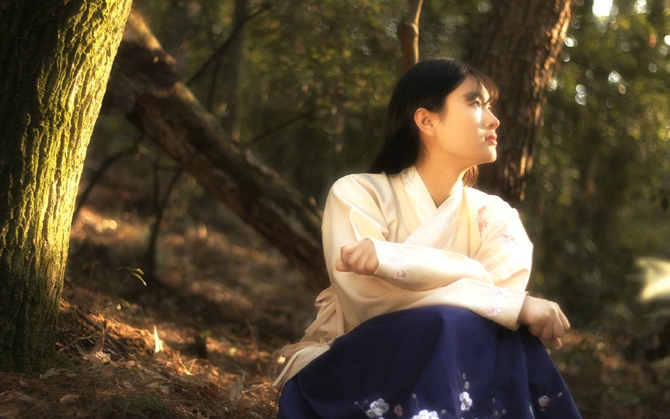 花丛中的毛衣美女气质眼神迷离写真