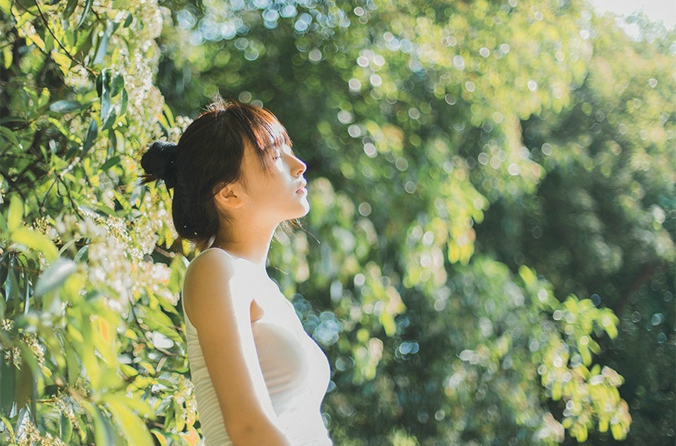 复古私房内裸肩白裙美女气质温婉