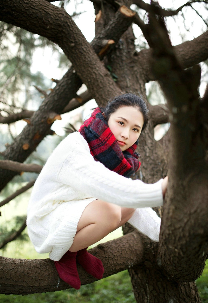 空阔草地上的毛衣围巾美女马尾清爽