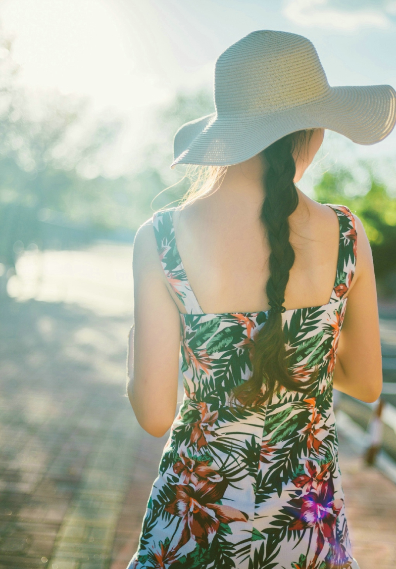 阳光下的连衣裙麻花辫美女靓丽吸睛