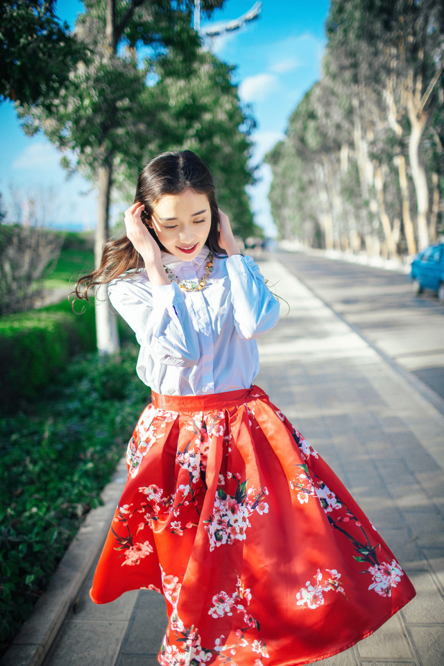 海边文艺美女自然随性鲜艳碎花裙飘逸迷人