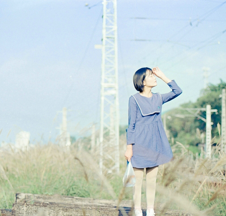 铁轨上的短发金鱼少女清新秀气写真