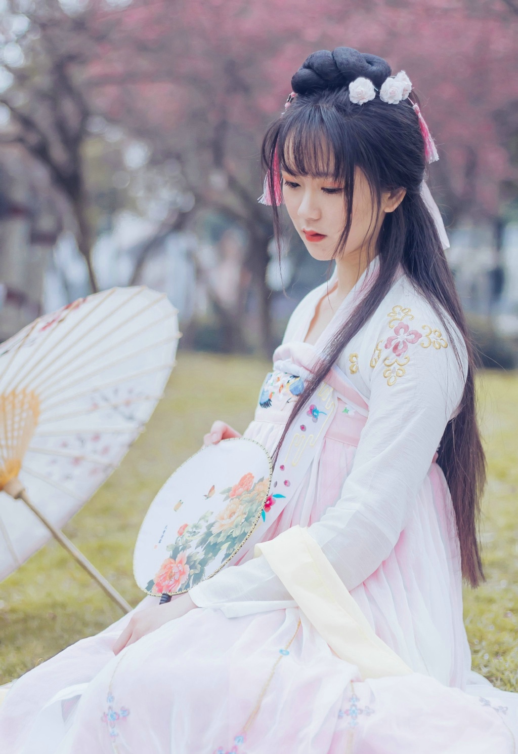 五官漂亮的古装刘海美女温馨阳光甜美动人