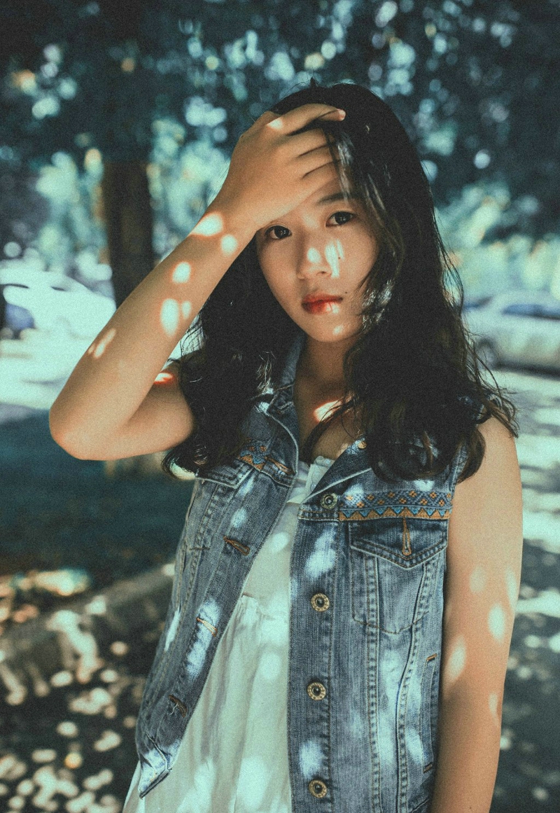 忧郁气质卷发美女自然随性写真