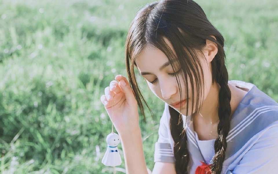 清爽妹子逆光下笑容灿烂温馨写真