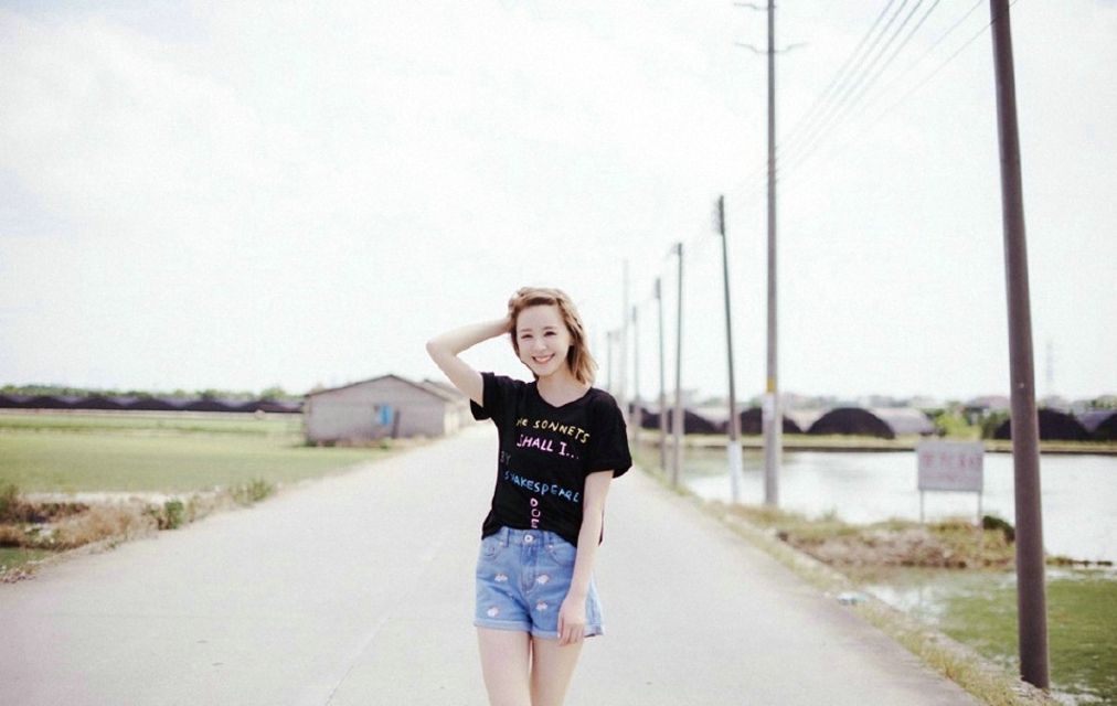 甜美迷人少女慵懒田间嬉戏