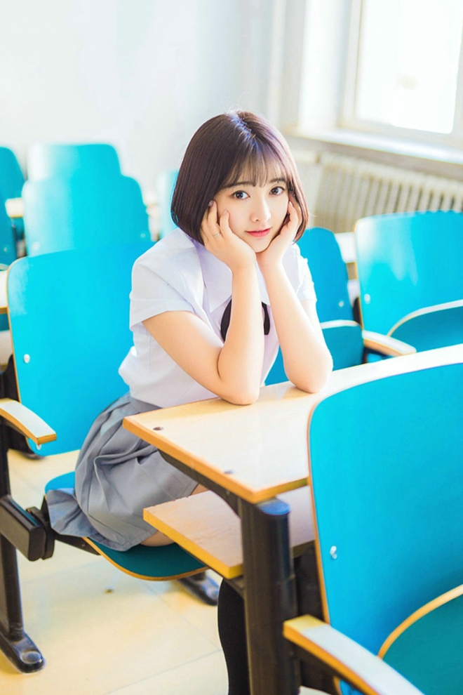 甜美漂亮大眼短发美女