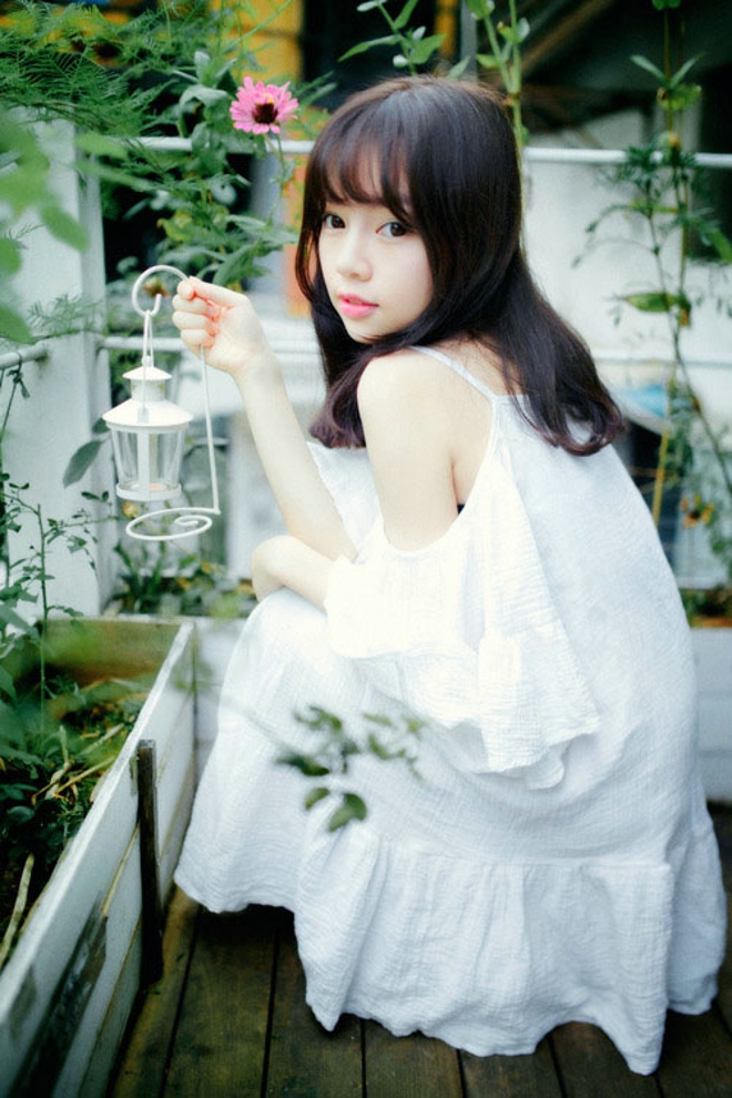 后花园里清纯娇羞可爱少女写真