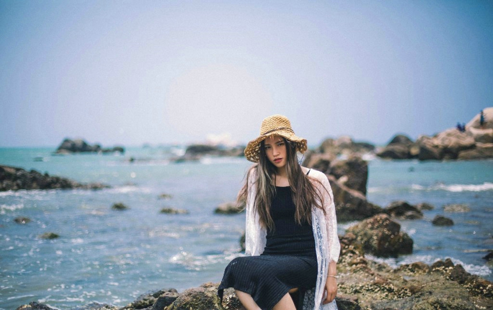 海岸礁石上的长发美女柔美秀发飘扬写真曝光