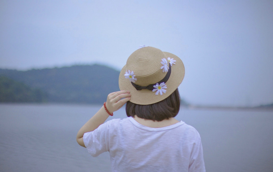 碎花长裙麻花辫草帽美女清新怡人写真套图