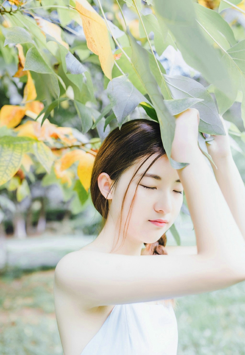 蓝天白云下的长发美女清甜笑容养眼写真