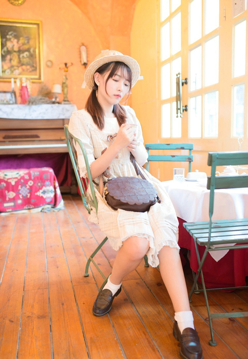 餐厅内的可爱少女青春无敌吸睛