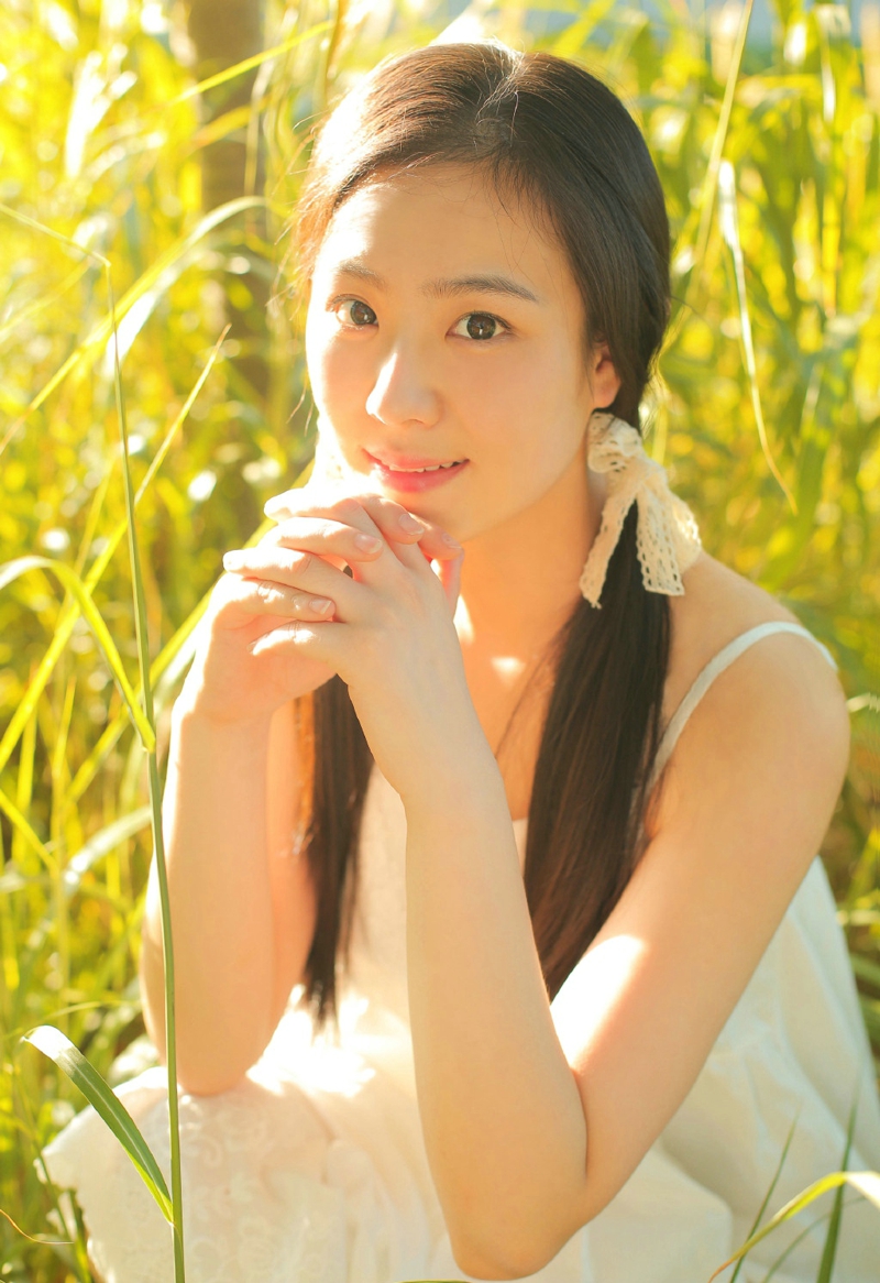 清新草地上的双马尾白裙姑娘素雅迷人写真照