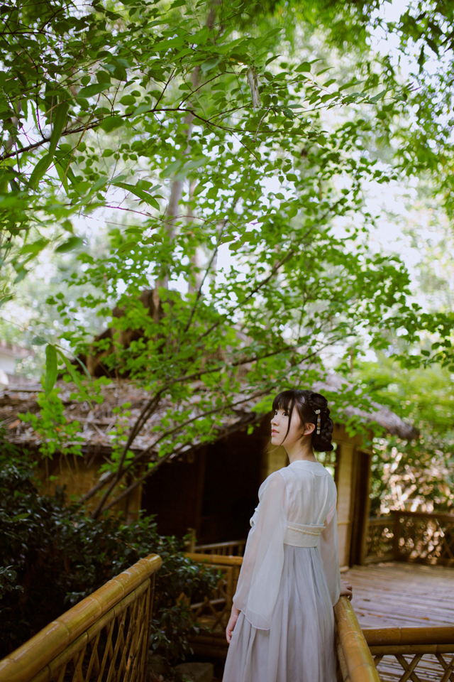 草帽女孩吊带短裙户外树林唯美写真