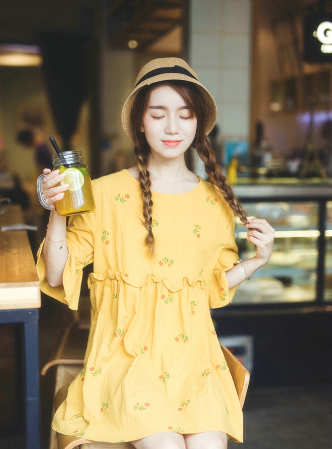 小黄衣悠闲美女艺术图片