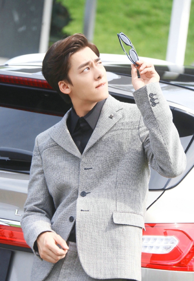 李易峰诠释华丽绅士风写真照