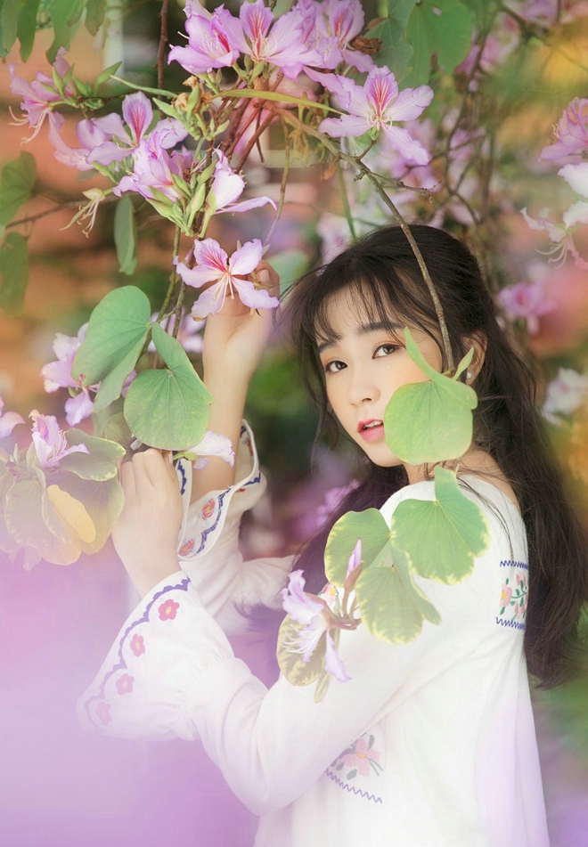 优雅花季少女林间写真