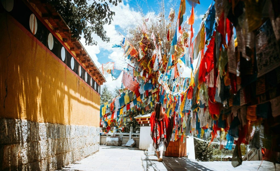 柔美姑娘旅拍民族风披肩明媚动人写真