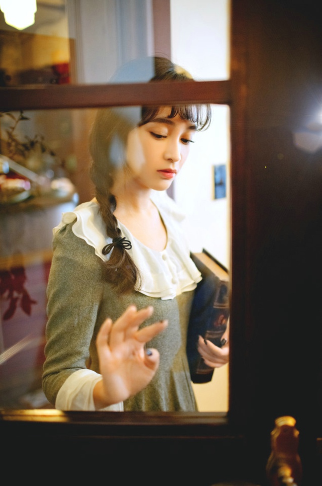 海边文艺美女自然随性鲜艳碎花裙飘逸迷人