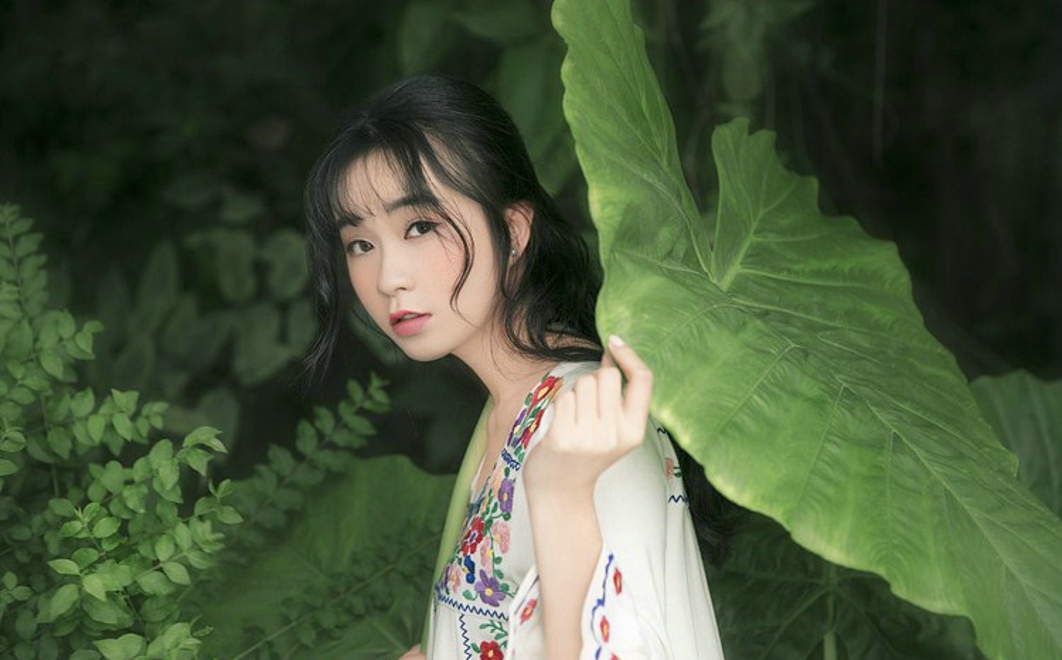 优雅花季少女林间写真