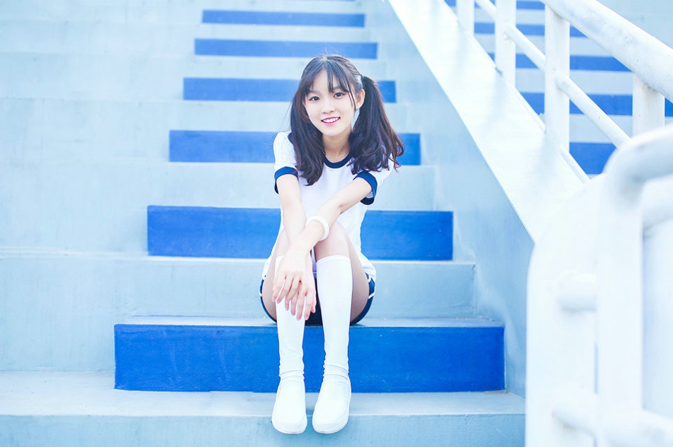 草帽女孩吊带短裙户外树林唯美写真