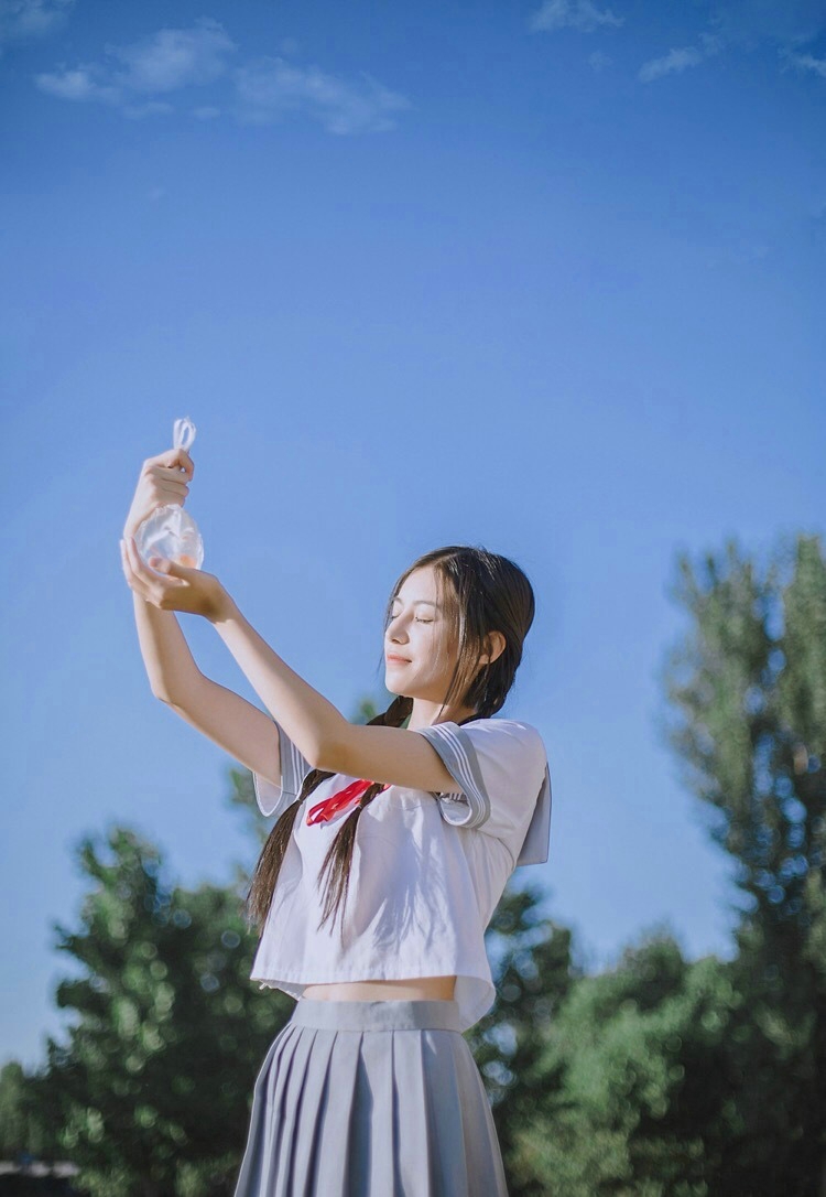 清爽妹子逆光下笑容灿烂温馨写真