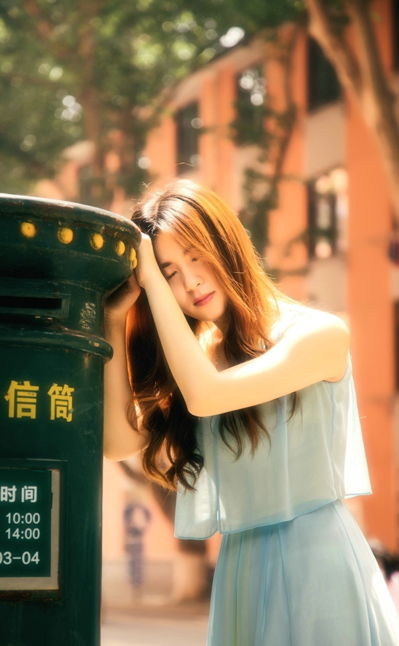 咖啡馆内的背带裤少女青春俏皮写真