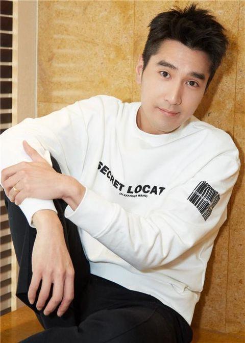 赵又廷机场随性中不乏时髦穿搭态度