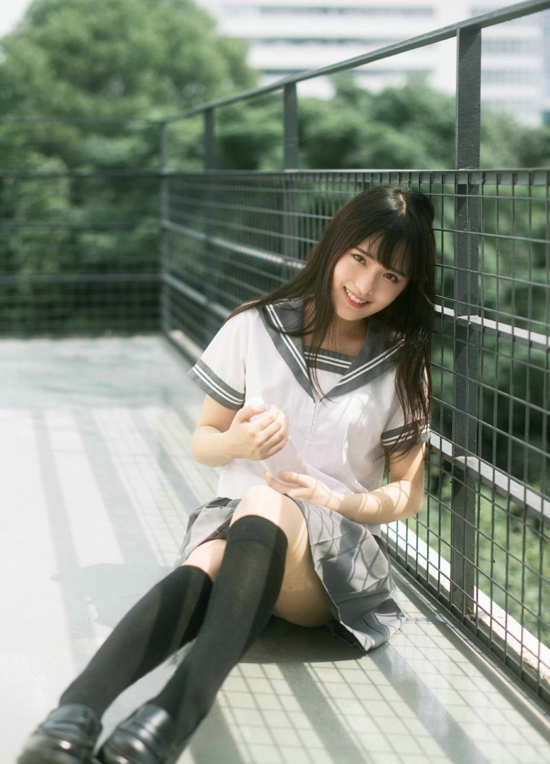 清新原野内的森系短发披肩美女笑容灿烂