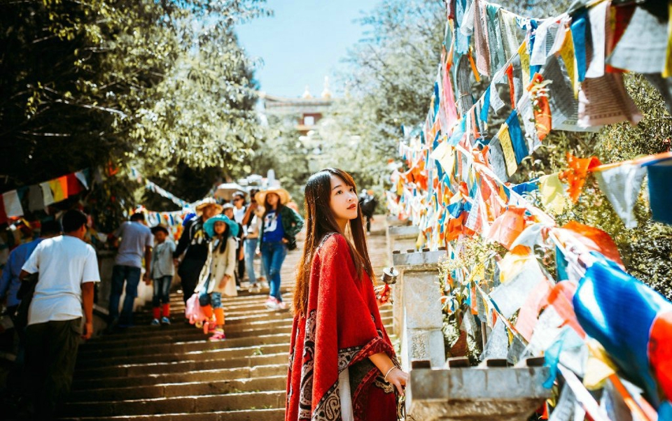 柔美姑娘旅拍民族风披肩明媚动人写真