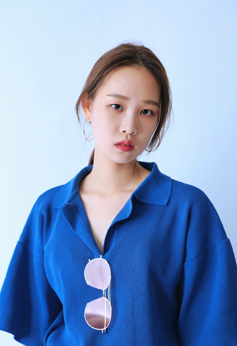 花树下的背带裤清新妹子娇美怡人写真