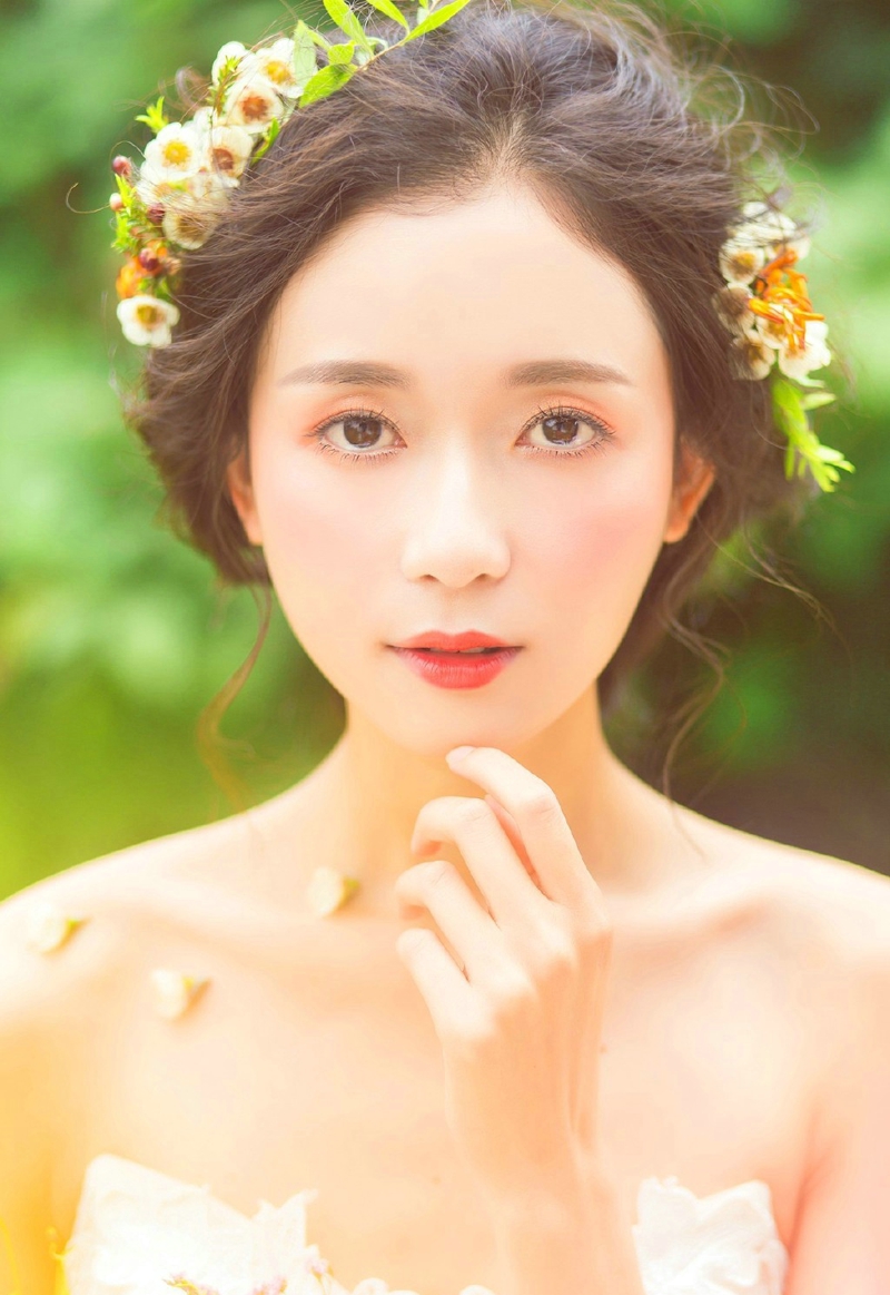 街道上的气球秀发女神活泼清新写真