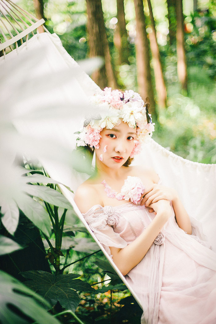森林里找到美丽的花仙子写真照