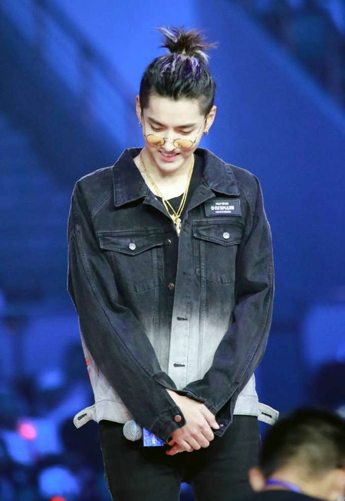 吴亦凡菠萝头气质时尚写真