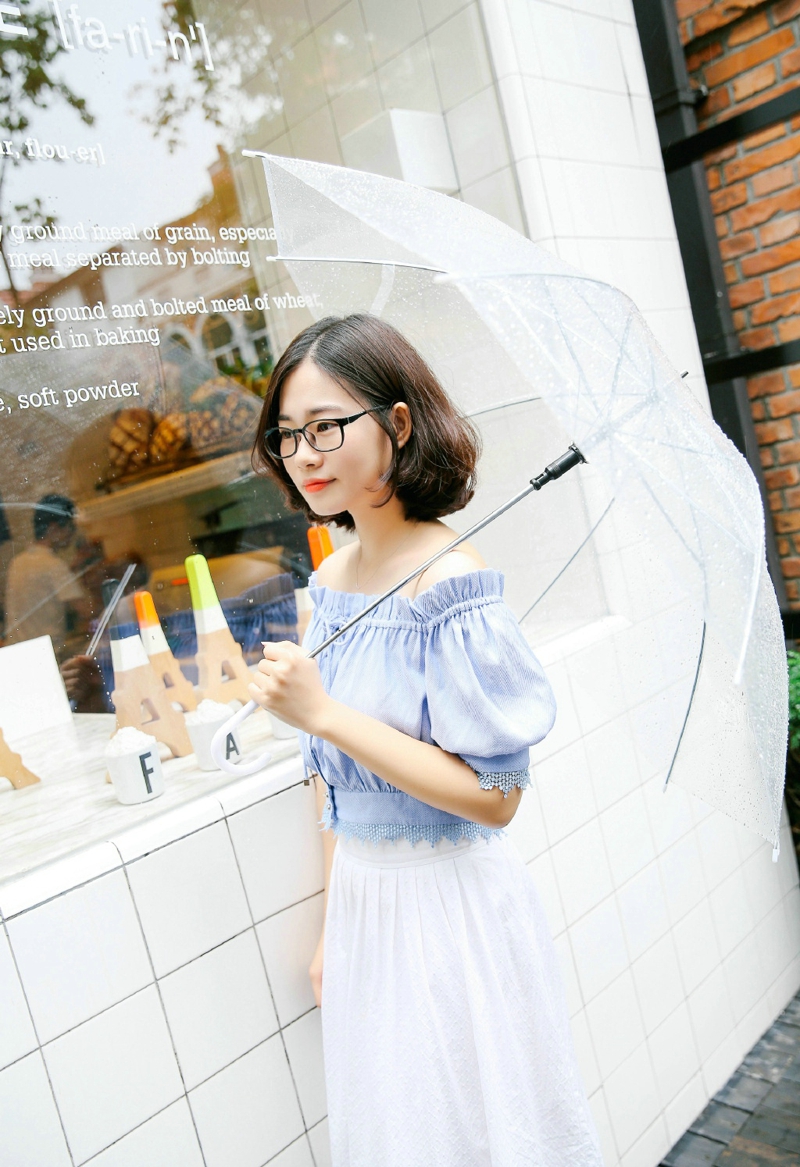 百褶裙短发美女纯真干净阳光写真