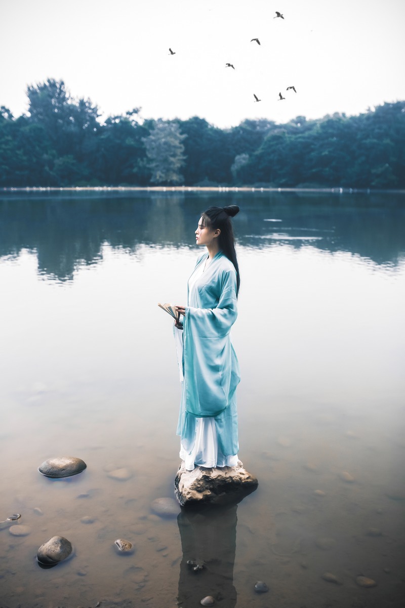 竹林里的古装美女阳光秀气唯美动人