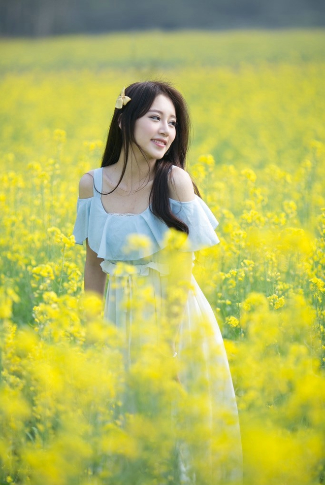 可爱美女唐雨辰清新油菜花写真