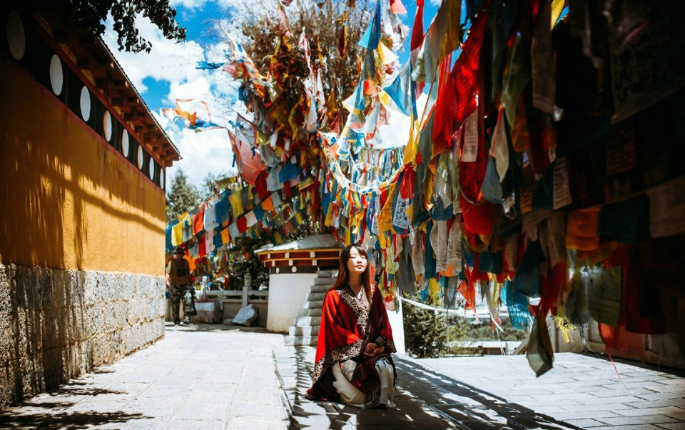 柔美姑娘旅拍民族风披肩明媚动人写真