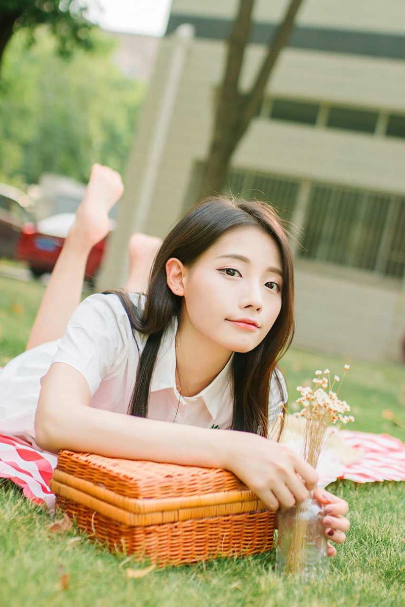 漂亮野餐面包妹子温柔美丽动人