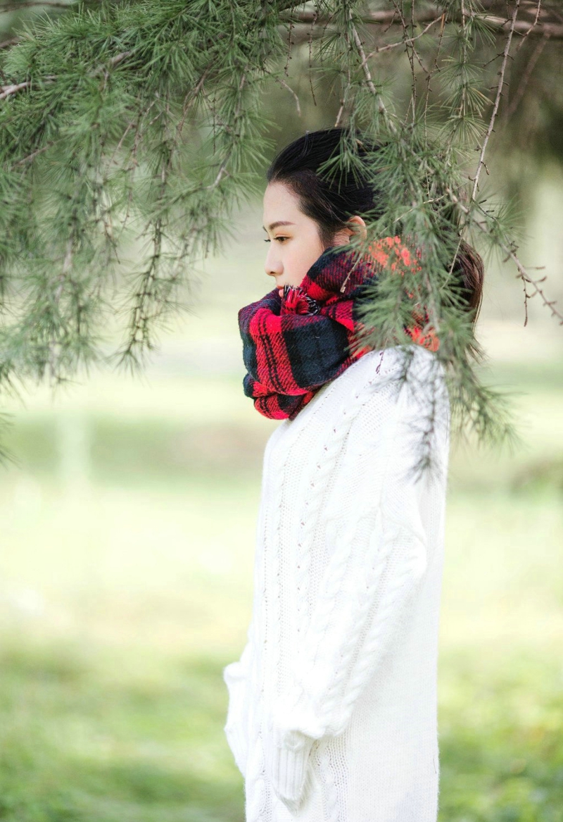 空阔草地上的毛衣围巾美女马尾清爽