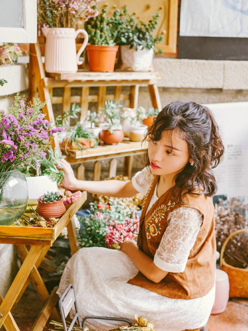 阳光下的高颜值气球美女娇美又迷人