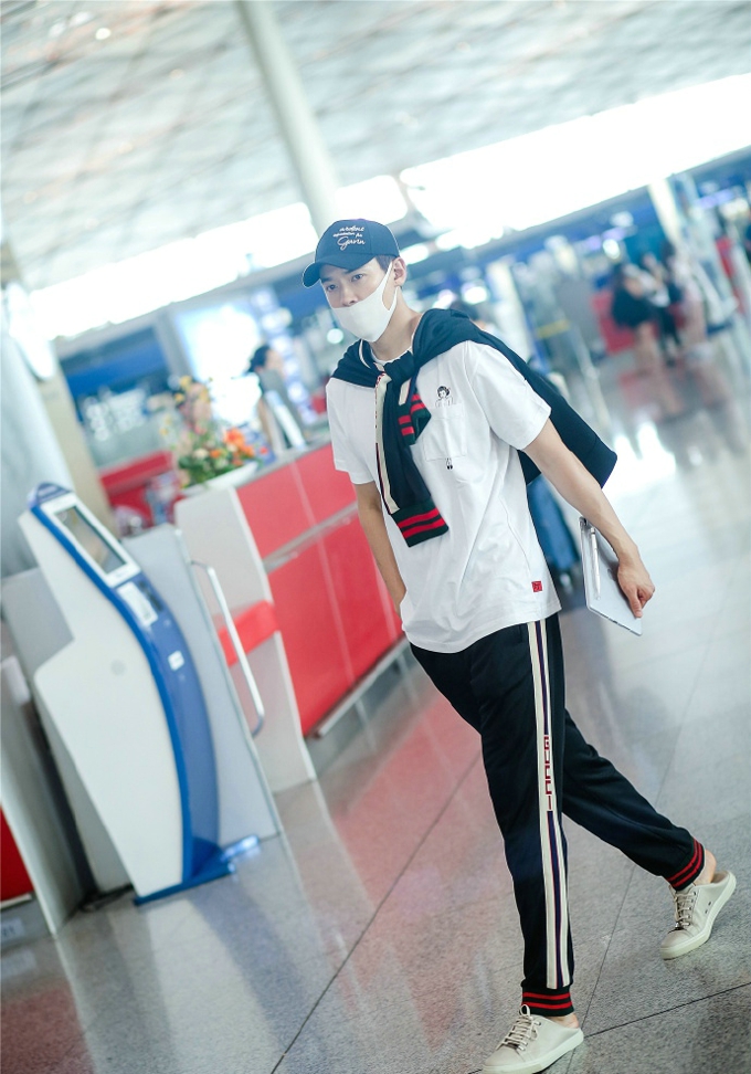 高云翔一身Gucci现身机场