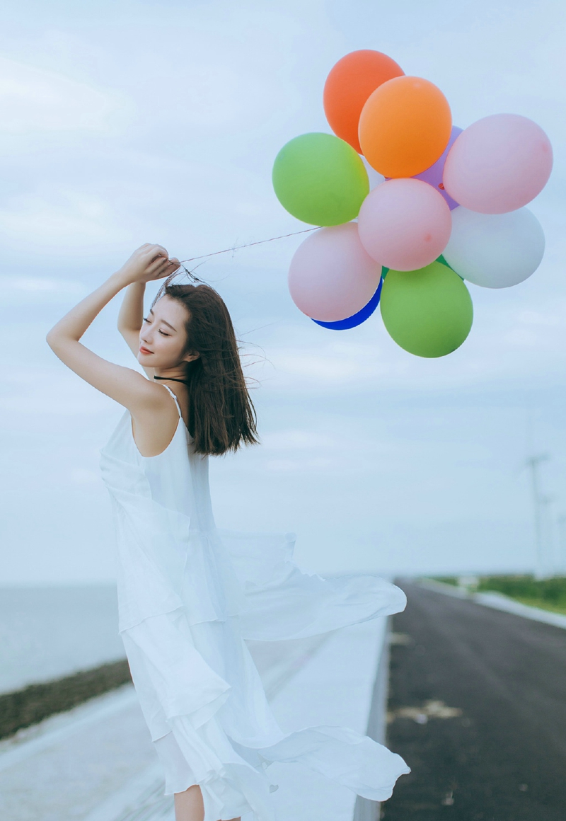 街道上的气球秀发女神活泼清新写真