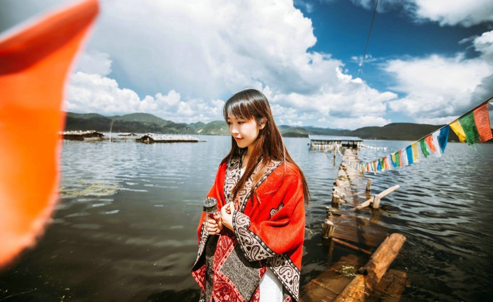 柔美姑娘旅拍民族风披肩明媚动人写真