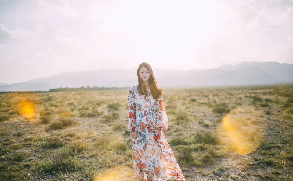 黄昏下的气质女神碎花长裙耀眼吸睛