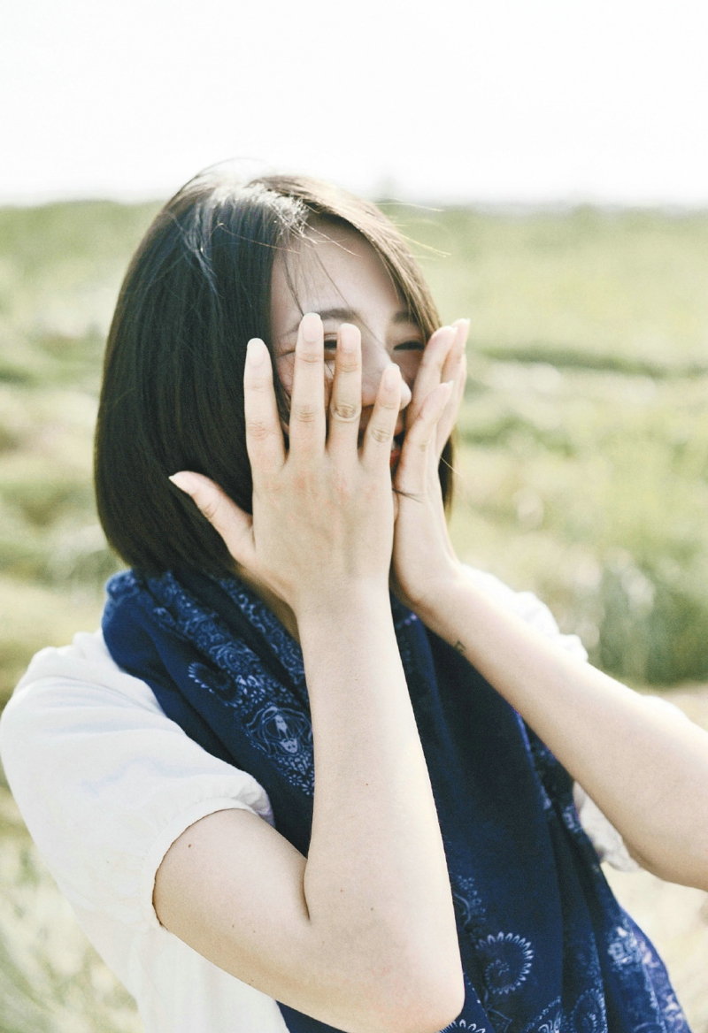 清新原野内的森系短发披肩美女笑容灿烂