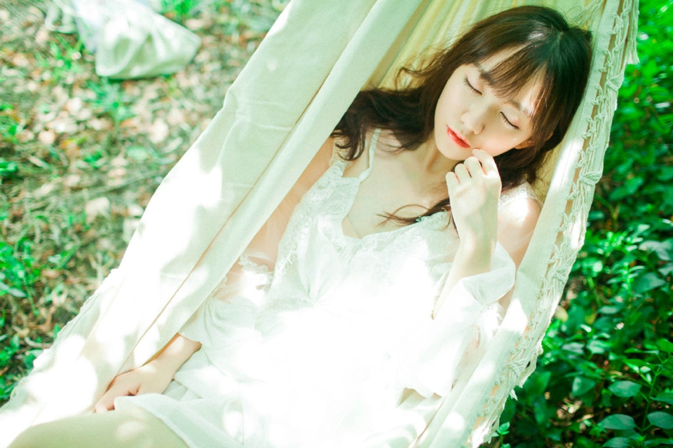 森林内的清新文艺少女漂亮脸蛋