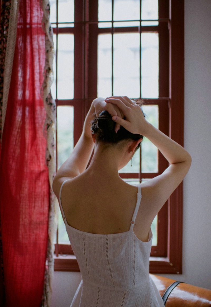 复古私房内的红酒女神漂亮脸蛋